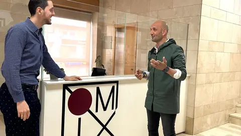 El alcalde, Alejandro Lorenzo, en el punto informativo, la OMIX.