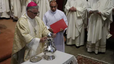 El obispo consagra los santos óleos.