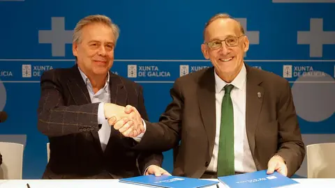 El conselleiro de Sanidade, acompañado por la delegada territorial de la Xunta y por la directora general de Salud Pública, firmó un convenio de colaboración con el rector de la Universidad de Vigo.