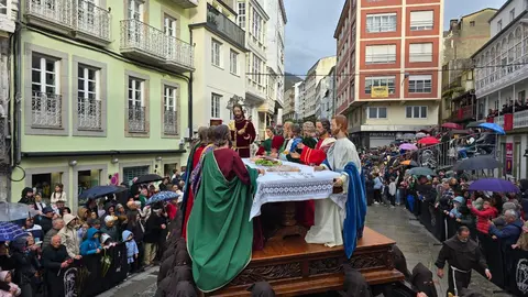 El grupo escultórico del Paso de la Cena, obra del imaginero nacido en  San Ciprián, provincia de Lugo, Juan Sarmiento, fue esculpido en el año 1808 y toma como modelos a marineros de su lugar natal.