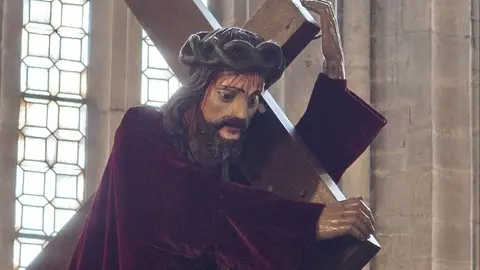 Jesús con su cruz a cuestas. R. LEDO.