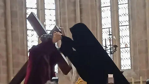 La Santísima Virgen Consuela a su Hijo. JORGE PALOMINO.