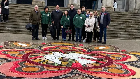 Los alfombristas ante su arte efímero.