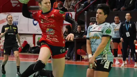 Carolina Bono, lanzando a portería bajo la observación de una defensora guardesa. Fuente: cuenta de Instagram (ligaguerrerasiberdrola).
