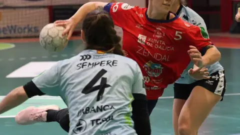 Micaela Casasola, lanzando a portería mientras es defendida por una rival guardesa. Fuente: cuenta de Instagram (ligaguerrerasiberdrola).