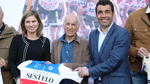 Alvaro Pino coa alcaldesa Nava Castro e o presidente da Deputación de Pontevedra, Luís López.