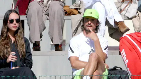 Petros pendiente de su hermano Pvlos Tsitsipas.