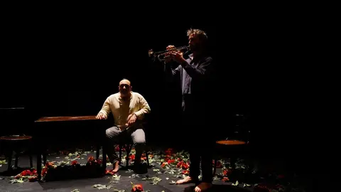 A sede do Centro Dramático Galego, o Salón Teatro de Santiago, acolle tres funcións de rosalía, cartografía de ásperas ortigas. desde mañá e ata o luns.