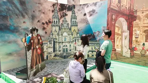 O Camiño de Santiago promociona os seus atractivos en Shangai cunha instalación informativa no exterior do Instituto Cervantes.