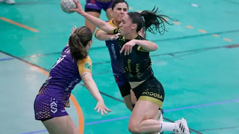 Aitana Santomé, siendo defendida por dos rivales gijonesas, en una de sus incursiones en ataque. Fuente: cuenta de IG (@bmporrino).