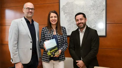 La conselleira María José Gómez y el director de la Agacal evaluaron el éxito de esta convocatoria en una reunión de trabajo con Jorge Vila, fundador y director de esta academia internacional.