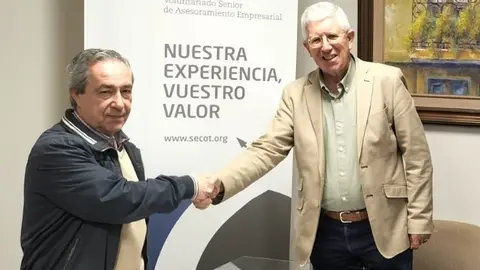 José Ángel Otero (izda.) y Ramón Santorio en la firma del convenio.