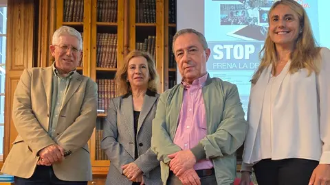 El acto de presentación, que tuvo lugar este miércoles en la Hemeroteca de la Escola Municipal de Artes e Oficios (EMAO), intervinieron Tesa Díaz-Faes, presidenta de Dircom Galicia y de la Asociación de la Prensa de Vigo; María Méndez, presidenta de la Asociación de Periodistas de Galicia (APG), entidad que colabora en la iniciativa; Ramón Santorio, presidente de Secot Vigo; y José Ángel Otero Ricart, presidente de iCmedia Galicia.