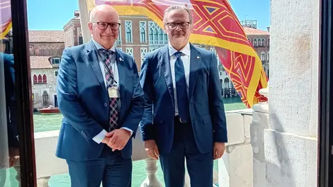 Roberto Ciambetti (Presidente del Consiglio Regionale del Veneto) y Santiago Freire (Alcalde de Noia) formalizan la colaboración entre ambas regiones en la presentación del catálogo.