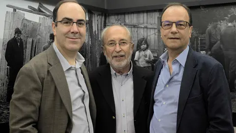 O livro “Monumentos ao Emigrante – Uma Homenagem à História da Emigração Portuguesa”, que percorre todos os distritos de Portugal continental, e as regiões autónomas da Madeira e dos Açore, foi concebido pelo historiador da diáspora Daniel Bastos (esq.), em parceria com o fotógrafo Luís Carvalhido (centro), e traduzido (português e inglês) por Paulo Teixeira (dir.)