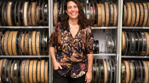 A artista Brenda Boyer traballando co soporte fotoquímico que define 'TORTUGA'.