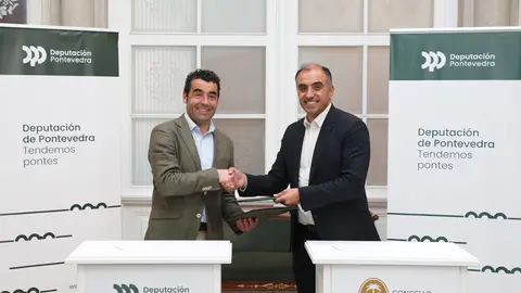 Luis López e Ángel Moldes formalizan o acordo para a renovación da conexión peonil en Poio con fondos da Deputación.