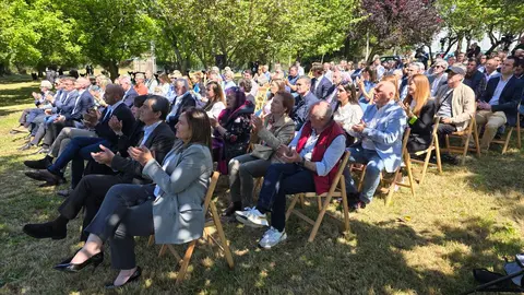 El público llenó ambos pasillos de sillas para escuchar a los líderes.