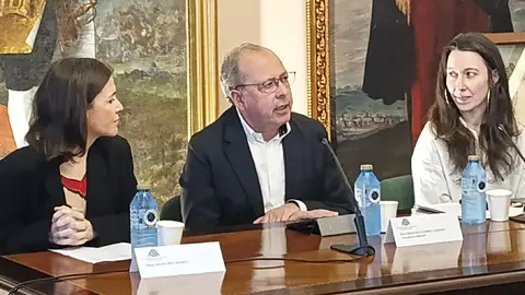 Diana Duo Ramila, Carme López Calderón y Francisco Loimil Garrido durante la conferencia en la Real Sociedad Económica de Santiago.