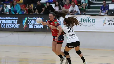 Maddi Bengoetxea, en circulación de balón, siendo defendida por una jugadora rival. Fuente: cuenta de IG (@bmporrino).