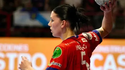 Casasola rescata un valioso empate para el Porriño en la ida de la final europea. Fuente: cuenta de Instagram ( @berafotografia y @bmporrino )