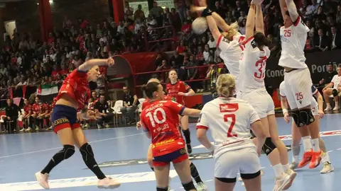 Micaela Casasola, lanzando a portería, tratando de superar el bloqueo de las rivales islandesas. Fuente: cuenta de IG ( @bmporrino ).