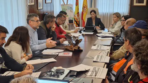 Na xuntanza estiveron presentes a alcaldesa de Mos, Nidia Arévalo, o concelleiro de Persoal e tenente de alcaldesa, Leo Costas, a xefa de Persoal do Concello, representantes das centrais sindicais C.S.I.F., C.C.O.O. e C.I.G., así como persoal técnico de asesoramento.