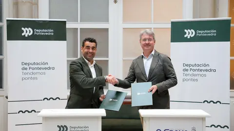 O presidente da Deputación de Pontevedra, Luis López, formalizou este luns a colaboración económica co Concello do Grove, liderado polo seu alcalde, José Cacabelos.