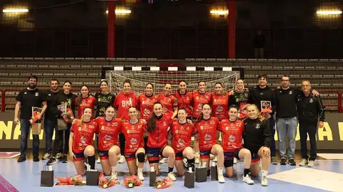 Plantilla y cuerpo técnico del C. Orbe Zendal Bm Porriño, posando en la última foto en casa de esta temporada, con sabor a despedida por la marcha de varios de sus integrantes. Fuente: cuenta de Instagram ( @bmporrino ).