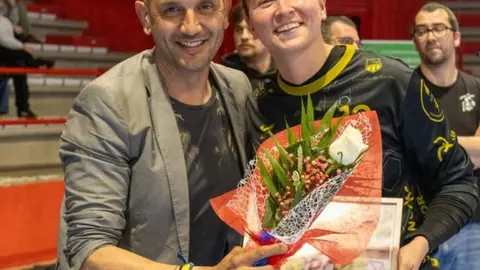 Ayelén Rosález, jugadora, recibiendo su homenaje por motivo de su marcha del club. Fuente: cuenta de Instagram ( @bmporrino ).