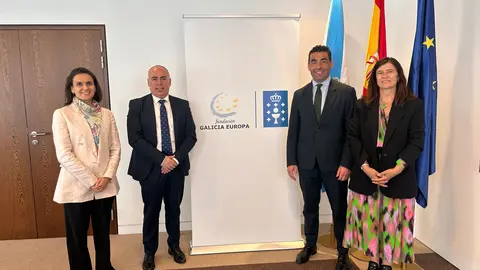 Luis López e Ana Ramos, directora da Fundación Galicia Europa en Bruxelas, selando a entrada da Deputación no padroado da FGE para impulsar a captación de fondos europeos.