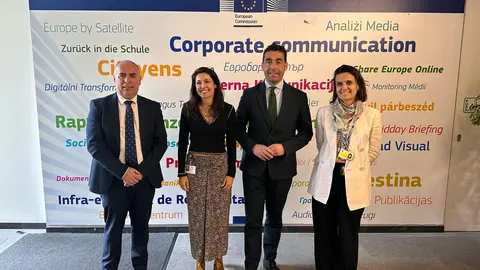 Encontro en Bruxelas entre o presidente provincial, acompañado polo deputado de Fondos Europeos, Javier Tourís, e a xefa adxunta da unidade de Impacto Local, Europe Direct e Redes da Comisión Europea, Ana Juárez.