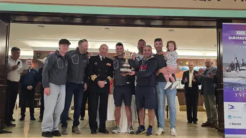 El Almirante D. Jaime Rodríguez Toubes hace entrega del Trofeo original al "Orión" como vencedor Absoluto