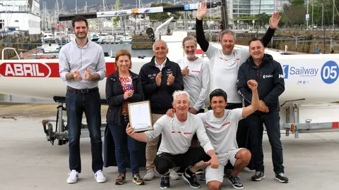 ‘Abril Rojo’ de Jorge Pérez Canal festejando su victoria con Elena Espinosa y Dani Benavides.MOEBIUS.