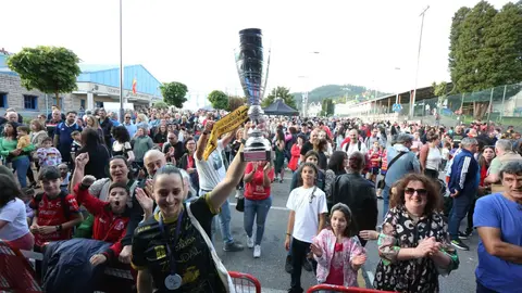 O Porriño vibra coa homenaxe ás súas campioas do balonmán europeo.