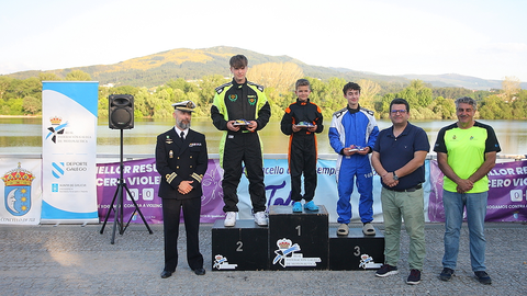 Podio de la categoría GT-15: de izquierda a derecha, Matteo Pidreo (segundo), Pol Calvente (primero) y Mateo Quintas (tercero).