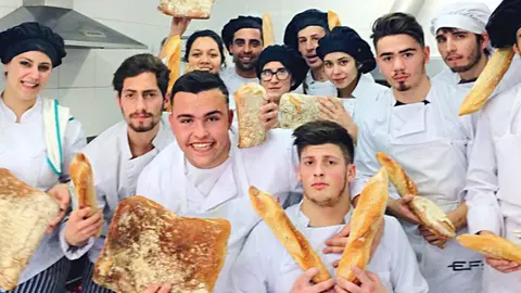 Alumnos e alumnas do Ciclo Medio de Panadería, Repostería e Confitería.