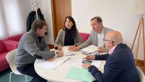 Reunión entre representantes do Goberno galego e do Concello das Neves tras a aprobación do proxecto da nova senda peonil na PO-400.