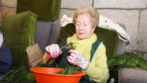 Unha alfombreira pomteareán traballando no seu portal.