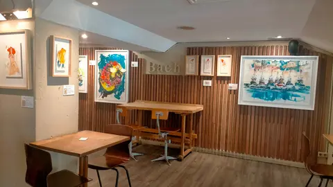 Panorámica de la exposición de Jorge Alonso en el Espacio Beny del Café Vitruvia.