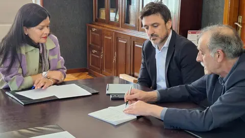 A alcaldesa de Mos, Nidia Arévalo, mantivo hoxe unha reunión crucial no Concello con Carlos Cao, director de Infraestruturas e Relacións Institucionais do RC Celta, e co arquitecto Javier Rivas,