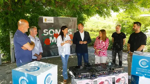 A alcaldesa de Mos, Nidia Arévalo, presentou co director de Turismo de Galicia, Xosé Merelles, actuación de Juan Magán na Festa da Rosa de Mos.