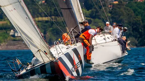 "Vagalume" por delante del "Arpón IV-Seida" en la primera ceñida. DESMARQUE.