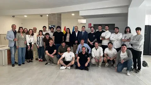 Los asistentes a la inauguración de la oficina Ourensec.