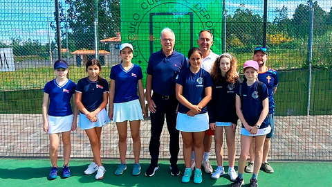 Taroczy en el centro con Álvarez.