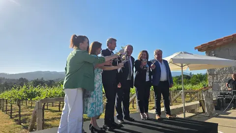 En la inauguración de la bodega Viña Caeira, en Pesqueiras, Salvaterra de Miño, con Esperanza y Carlos Moro, propietarios, inaugurada por el presidente de la Xunta, Alfonso Rueda, la conselleira de Medio rural y la alcaldesa de Salvaterra.