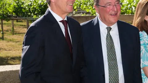 O presidente da Xunta, Alfonso Rueda, acompañado del propietario de la bodega Viña Caeira, Carlos Moro.