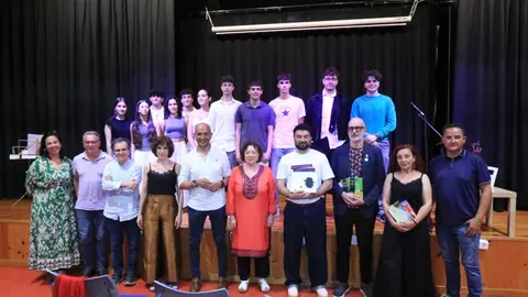 Participantes, autoridades e premiado posan xuntos na gala do VIII Premio Roberto Vidal Bolaño no IES Ribeira do Louro.