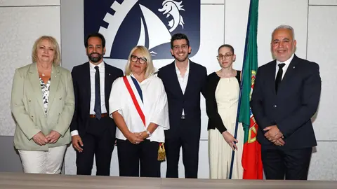 A comitiva de Arcos de Valdevez e representantes de Décines-Charpieu posam juntos após a renovação do protocolo de cooperação.