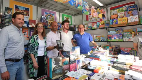 Autoridades presentes na inauguración da Feira do Libro do Porriño 2025.